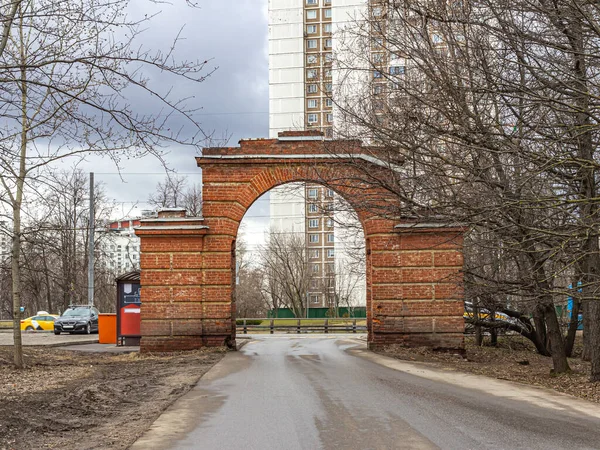 Moskva Rusko 2020 Vysoký Cihlový Oblouk Půlkruhovým Obloukem Který Otvíral — Stock fotografie