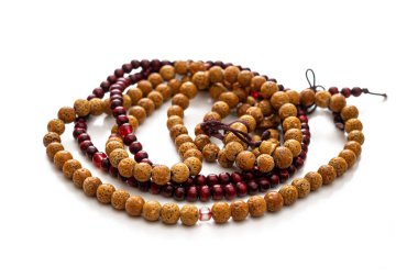 Her birinde 108 boncuk bulunan iki tür Budist tespihi, beyaz bir arka planda izole edilmiş.