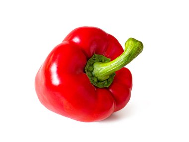 Parlak kırmızı derili olgun dolma biber ve beyaz arka planda izole edilmiş koyu yeşil bir kök.