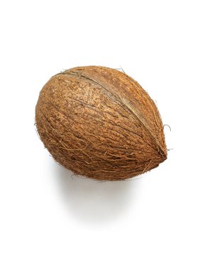 Sarmaş dolaş hindistan cevizi liflerinden yapılma kabuklu yuvarlak hindistan cevizi, beyaz arka planda izole edilmiş.