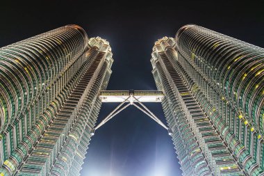 Kuala Lumpur, Malezya, 10.05.2015. Petronas Kuleleri, Malezya 'nın başkenti Kuala Lumpur' da 88 katlı bir gökdelendir. 1998 'den beri dünyanın en uzun ikiz kuleleri.