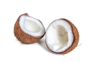 İki parça hindistan cevizi, içinde beyaz et ve dışında tüylü lifli deri, beyaz bir arka planda izole