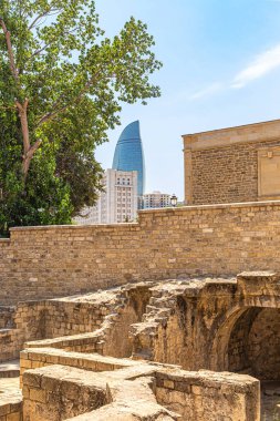 Saray hamamlarının kalıntıları, Shirvanshahs Sarayı 'nın kompleksi ve Bakü' deki Alev kulelerinin gelecekçi gökdelenleri.