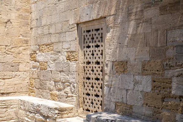 Paredes Pedra Palácio Medieval Dos Shirvanshahs Uma Janela Barrada Com — Fotografia de Stock