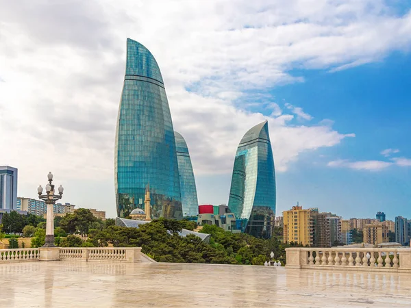Bakü, Azerbaycan, 07.25.2019. Bakü 'nün en yüksek gökdelenleri olan Alev Kuleleri' nin manzarası Nagorny Park 'ın gözlem güvertesinden.