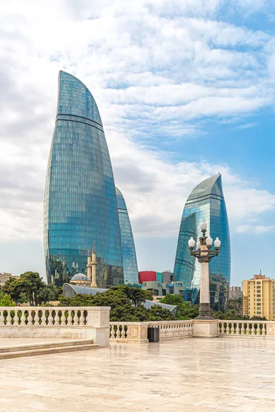 Baku Azerbeidzjan 2019 Vlamtorens Hoogste Wolkenkrabbers Van Baku Vorm Van — Stockfoto