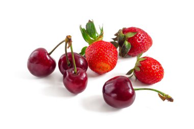 Kiraz ve çilek, olgun böğürtlen yaprak ve kesiklerle izole edilmiş beyaz arka plan