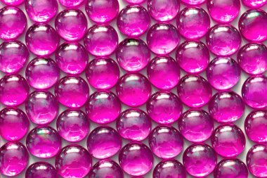 Parlak pembe cam taşların arka planı. Sanat ve el sanatları için lamba işi boncuklar