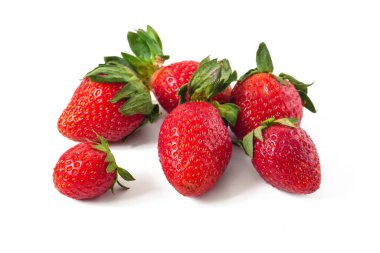 Beyaz arka planda yeşil yapraklı olgun çilek