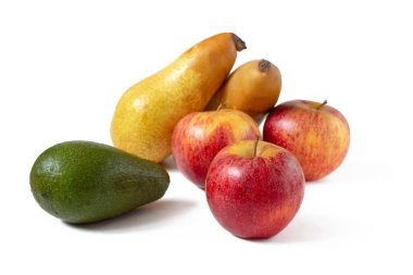 Olgun kırmızı elmalar, sarı armutlar ve beyaz arka planda izole edilmiş yeşil avokado.