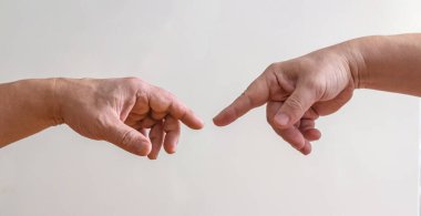 İki el arka planda, Michelangelo 'nun 