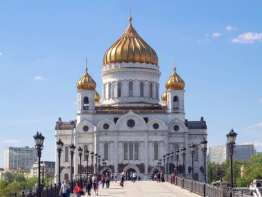 Moskova, Rusya, 05.08.2018. İsa 'nın Katedrali Kurtarıcı ve Ataerkil Köprü. Güneşli bir günde, yayalar ve turistler köprüde yürür.