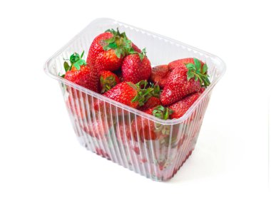 Beyaz arka planda izole edilmiş, olgun çilekli plastik konteynır.