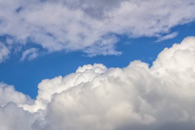 Atlantik kasırgasının beyaz bulutları şehrin üstündeki mavi gökyüzünde