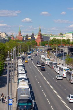 Moskova, Rusya, 05.08.2018. Prechistenskaya seti üzerinde turist otobüsleri, uzakta bir Büyük Taş Köprüsü ve Kremlin kulelerinin bir parçasını görebilirsiniz.