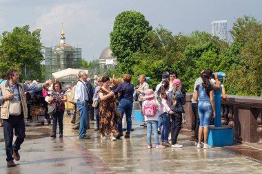 Moskova, Rusya, 05.18.2018. Vorobyovy Gory gözlem platformundaki farklı ülkelerden gelen turist grupları. Yağmurdan sonra