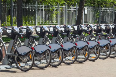 Moskova caddesinde şehir bisikleti kiralamak için otomatik istasyon