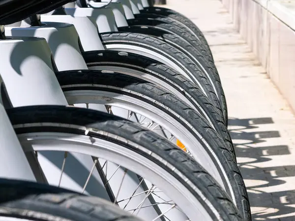 自転車の前輪は自動駐車場に挿入されます 有料自転車レンタル — ストック写真