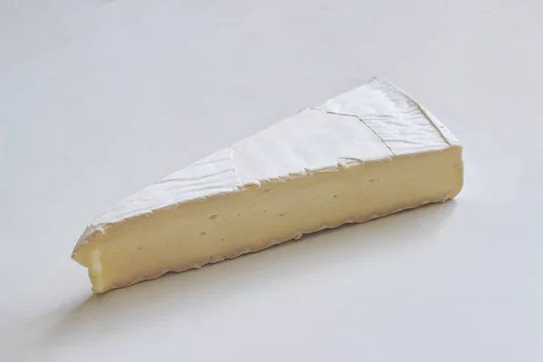 Queso Brie Suave Con Molde Blanco Noble Sobre Una Mesa — Foto de Stock