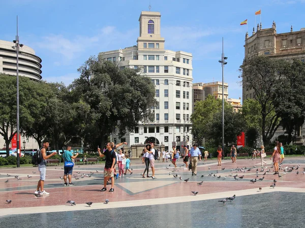 Barcelona Španělsko 2017 Lidé Holubi Náměstí Plaza Catalunya Turisté Fotografovat — Stock fotografie