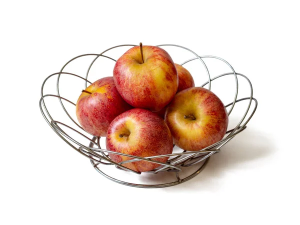 Červená Jablka Drátěné Ovocné Vázy Izolovaném Bílém Pozadí — Stock fotografie
