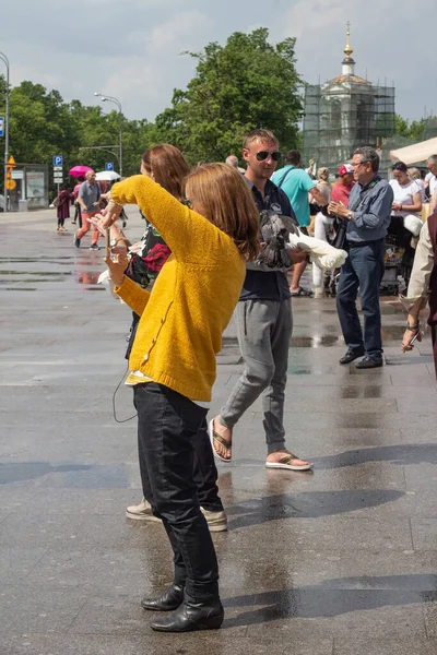 Moscou Rússia 2018 Uma Mulher Casaco Amarelo Faz Uma Selfie — Fotografia de Stock