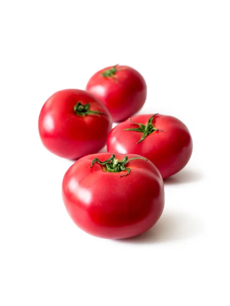 Quatro Tomates Vermelhos Com Estacas Secas Sobre Fundo Branco Isolado — Fotografia de Stock