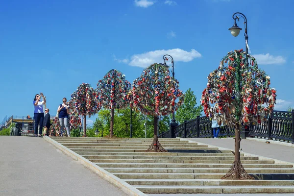 Moscow Russia 2018 Luzhkov Tretyakovsky Pedestrian Bridge Sculptural Composition Form — Stock Photo, Image