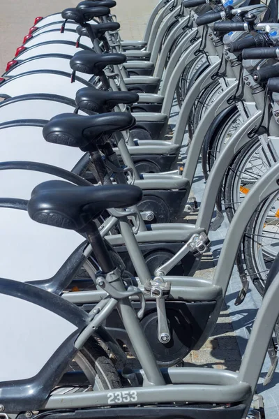 自動駐車場と自転車レンタル 自転車の数 — ストック写真