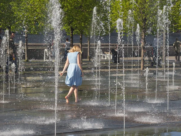 Menina Vestido Listrado Verão Corre Através Uma Fonte Seca Jatos — Fotografia de Stock