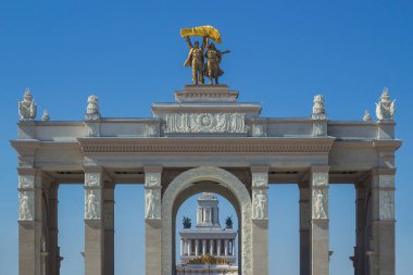 Moskova, Rusya, 03 / 05 / 2018. VDNKh 'nin ana girişinin kemeri. Tarzı Stalin 'in İmparatorluğu. Altı çift kolon, bir antre ile tamamlanmış. SSCB 'nin sembollerine sahip zengin bir dekor. Heykelin üstünde Traktör sürücüsü ve kolektif çiftçi