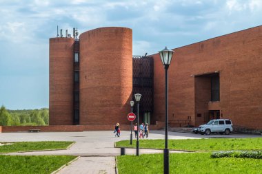 Paleontoloji müzesinin tuğla binası YuA 'dan sonra isimlendirildi. Moskova 'da Orlova. Çocuklu aileler dinozorların iskeletlerine bakmaya gider.