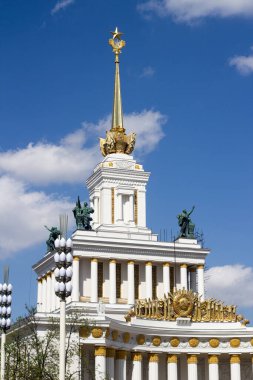 Moskova, Rusya, 05.03.2018. Merkez, VDNKH 'nin ana pavyonu. Gösterişli, Sovyetler Birliği 'nin eski sembolleriyle, altın kule, sütun, heykel ve levrek ile süslenmiş.