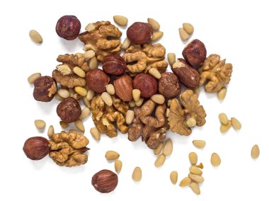 Fındık karışımı. Beyaz arka planda çam, ceviz ve fındık var. Yukarıdan görünüşü