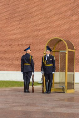 Moskova, Rusya, 04.17.2018. Kremlin Duvarı yakınındaki Meçhul Asker Mezarı 'nda nöbet değişimi. Muhafızlar Rusya Federasyonu 'nun başkanlık alayının askerleri.