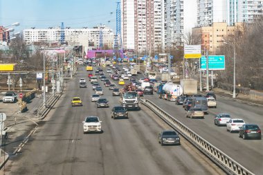 Moskova mı? Rusya mı? 04.11.2018. Moskova sokaklarında trafik vardı. Profsouznaya Caddesi, yaya geçidinden manzara