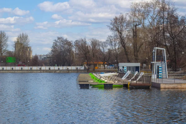 Moskova Rusya 2018 Güneşli Bir Bahar Gününde Gölette Bir Tekne — Stok fotoğraf