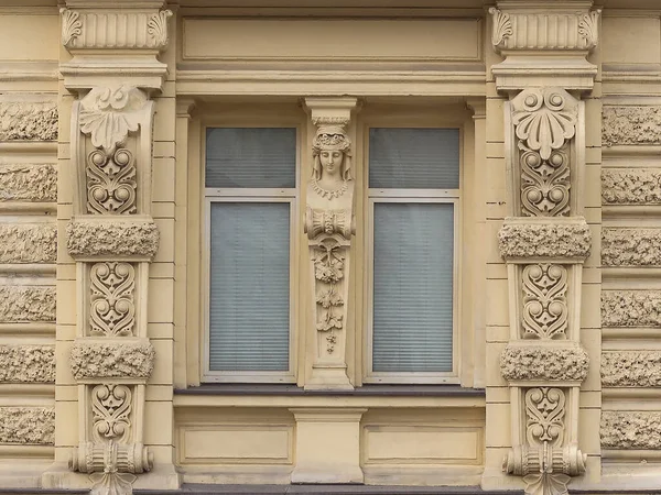 Прекрасне Вікно Будинку Прикрашене Квітковим Орнаментом Фігурою Каряти — стокове фото