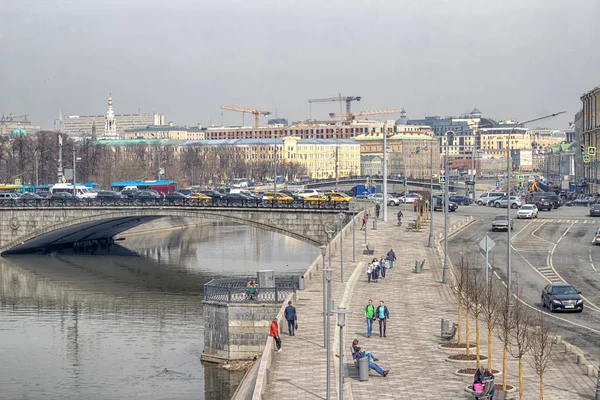 Moscú Rusia 2018 Yakimanskaya Terraplén Lugar Favorito Para Paseos Moscovitas — Foto de Stock