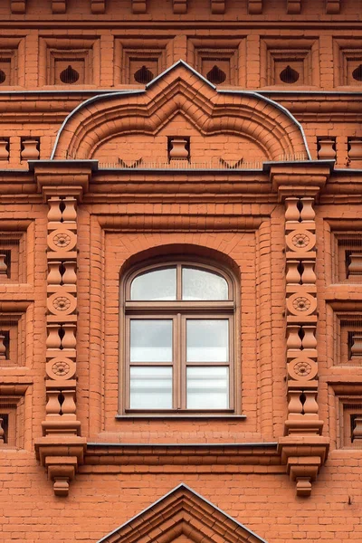 Verziertes Fenster Eines Backsteingebäudes Pseudorussischen Stil Mit Vielen Dekorativen Details — Stockfoto