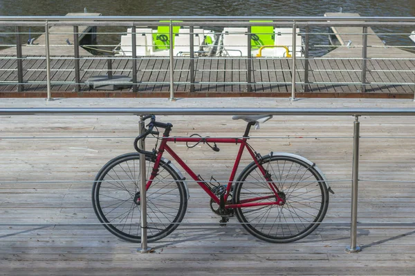 池のドックには赤い自転車が停められ ボートやカタマランが観光客に降伏します — ストック写真