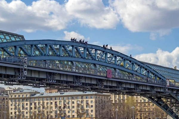 Ungdomen Sitter Valvet Andreevsky Bron Farlig Höjd Förbjuden Zon Ungdomar — Stockfoto