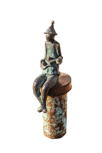 Bronzefigur Eines Sitzenden Musikers Mit Mütze Und Gitarre Isoliert Auf — Stockfoto