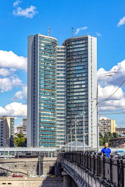 Moskova, Rusya, 08.14.2018. Karşılıklı Ekonomik Yardım Konseyi (Moskova Hükümet Binası) Sekreterliği binası. Arbat 'ta 31. kattan yönetilen yüksek binalar
