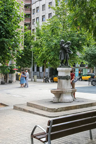바르셀로나 스페인 2017 여름날 바르셀로나의 거리에서 마시는 조각품으로 장식된 — 스톡 사진