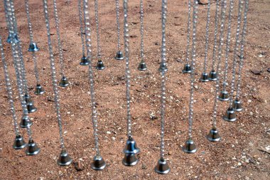 Tayland tapınağında gümüş şans çanları 