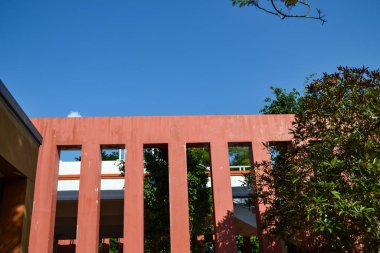 Mavi gökyüzü arka planında kamu parkında mimari inşa ediliyor 