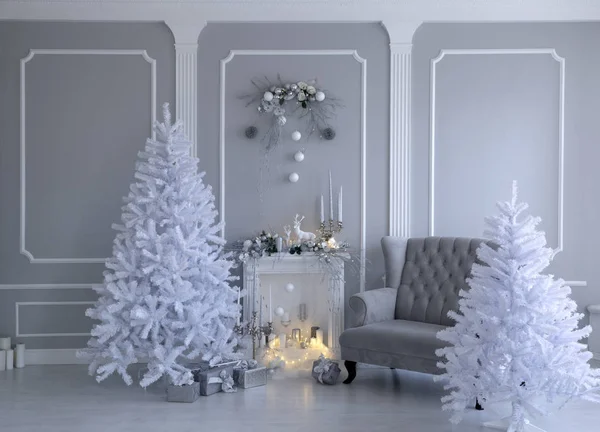 Karácsonyi Dekorációk Gyönyörű Fehér Háttér Kandalló Gyertyák Hatalmas Fehér Karácsonyfa — Stock Fotó
