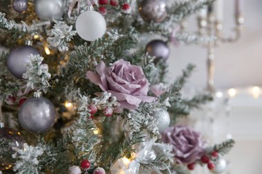 Kış, Noel süsleri. Güzel bir Noel iç mekanı.