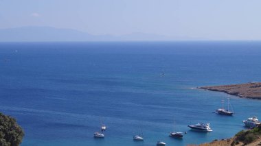 Mavi denizin kıyısında